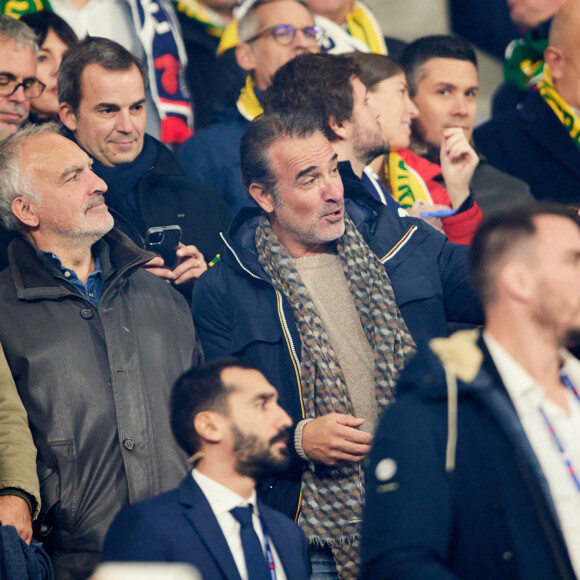 Jean Dujardin - Personnalités dans les tribunes du match de rugby "France vs Australie" au Stade de France à Paris. Le 5 novembre 2022 
