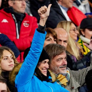 Helena Noguerra et un ami dans les tribunes du match de rugby "France vs Australie" au Stade de France à Paris. Le 5 novembre 2022