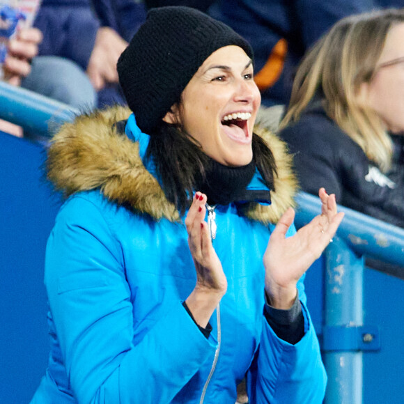 Helena Noguerra et un ami dans les tribunes du match de rugby "France vs Australie" au Stade de France à Paris. Le 5 novembre 2022