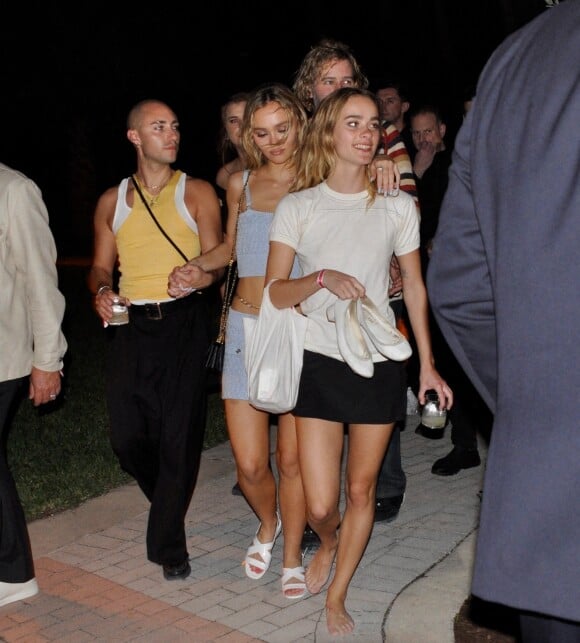 Lily-Rose Depp quitte une soirée Chanel à Miami avec des amis, le 4 novembre 2022. 