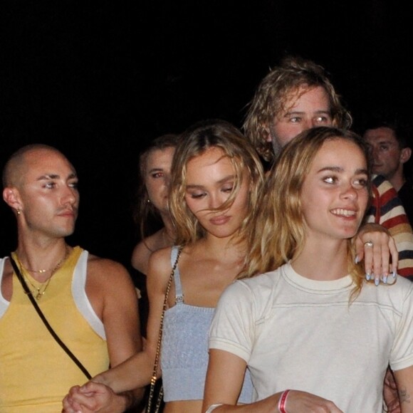 Lily-Rose Depp quitte une soirée Chanel à Miami avec des amis, le 4 novembre 2022. 