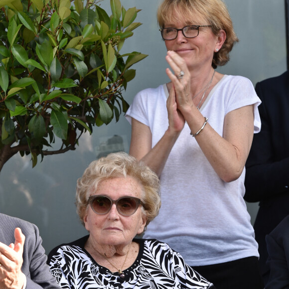 Inauguration de la rue Jacques et Bernadette Chirac, par la femme de l'ancien président de la République, Bernadette Chirac (en fauteuil roulant) et sa fille Claude, à Brive-la-Gaillarde. 