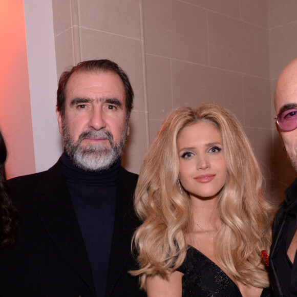 Eric Cantona, sa femme Rachida Brakni, Pascal Obispo et sa femme Julie Hantson lors de la soirée de gala de la 18ème édition du "Dîner de la mode du Sidaction" au Pavillon Cambon Capucines - Potel et Chabot à Paris, France, le 23 janvier 2020. © Rachid Bellak/Bestimage