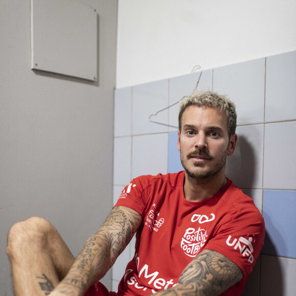 Exclusif - M. Pokora (Matt Pokora) - Vestiaire du match de football caritatif entre le Variétés Club de France contre l'équipe de France des Parlementaires au profit de l'association "e-Enfance" au stade Emile Anthoine à Paris le 28 septembre 2022. La rencontre s'est soldée par une défaite 8-2 des parlementaires. Le match a été marqué par la blessure importante de J. Odoul. Le député du Rassemblement national (RN) de l'Yonne souffre d'une rupture du tendon rotulien. Le match a par ailleurs permis de récolter 35.000 euros pour le compte de l'association e-Enfance, qui lutte contre le cyber harcèlement. Si cette rencontre a fait parler d'elle, ce n'est pas tant pour son aspect sportif que son enjeu politique. Pour la première fois, l'équipe parlementaire de football intégrait dans son effectif des députés du Rassemblement national. Une nouveauté qui a conduit les députés insoumis, socialistes et écologistes à boycotter le match. Une façon pour eux de lutter contre une "banalisation" de l'extrême droite et une "prétendue normalisation" des élus du RN. © Pierre Perusseau/Bestimage 