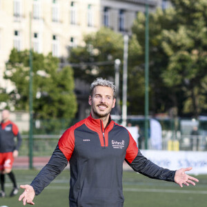 M. Pokora (Matt Pokora) - Match de football caritatif entre le Variétés Club de France contre l'équipe de France des Parlementaires au profit de l'association "e-Enfance" au stade Emile Anthoine à Paris le 28 septembre 2022. La rencontre s'est soldée par une défaite 8-2 des parlementaires. Le match a été marqué par la blessure importante de J. Odoul. Le député du Rassemblement national (RN) de l'Yonne souffre d'une rupture du tendon rotulien. Le match a par ailleurs permis de récolter 35.000 euros pour le compte de l'association e-Enfance, qui lutte contre le cyber harcèlement. Si cette rencontre a fait parler d'elle, ce n'est pas tant pour son aspect sportif que son enjeu politique. Pour la première fois, l'équipe parlementaire de football intégrait dans son effectif des députés du Rassemblement national. Une nouveauté qui a conduit les députés insoumis, socialistes et écologistes à boycotter le match. Une façon pour eux de lutter contre une "banalisation" de l'extrême droite et une "prétendue normalisation" des élus du RN. © Pierre Perusseau/Bestimage