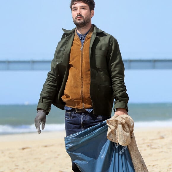 Exclusif - Le chanteur Jérémy Frérot, mari de L. Manaudou, accompagné d'une trentaine de bénévoles, a décidé cette année de lancer une opération de nettoyage de plages, "Initiatives oceanes" animée et dirigée par lui-même. Avec l'aide de Surfrider il a lancé cette collecte sur une de ses plages préférées depuis son enfance ici, entre Arcachon et les Landes le 3 Mai 2019. Il a fait une pause dans sa tournée pour organiser cette action et il etait seul, sans Laure, pour ce combat. Les Initiatives Océanes sont des nettoyages de plages, lacs, rivières et fonds marins partout dans le monde. Ces collectes de déchets sont organisées par des bénévoles grâce à l'accompagnement de Surfrider Foundation Europe. © Patrick Bernard/ Bestimage 