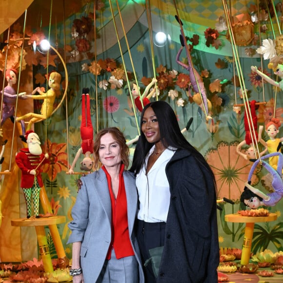 Isabelle Huppert et Naomi Campbell lors de l'inauguration des vitrines de Noël du Grand Magasin Printemps Haussmann à Paris, France, le 9 novembre 2022. © Coadic Guirec/Bestimage 