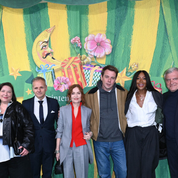 Pascale Lepoivre, Jean-Marc Bellaiche, Isabelle Huppert, J.W. Anderson, Naomi Campbell et Sidney Toledano lors de l'inauguration des vitrines de Noël du Grand Magasin Printemps Haussmann à Paris, France, le 9 novembre 2022. © Coadic Guirec/Bestimage 