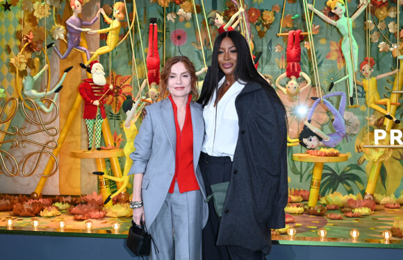 Isabelle Huppert et Naomi Campbell lors de l'inauguration des vitrines de Noël du Grand Magasin Printemps Haussmann à Paris, France, le 9 novembre 2022. © Coadic Guirec/Bestimage 