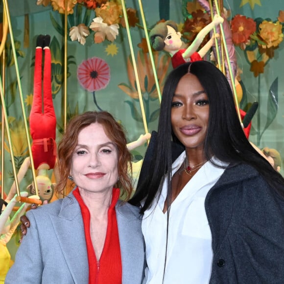 Isabelle Huppert et Naomi Campbell lors de l'inauguration des vitrines de Noël du Grand Magasin Printemps Haussmann à Paris, France, le 9 novembre 2022. © Coadic Guirec/Bestimage 