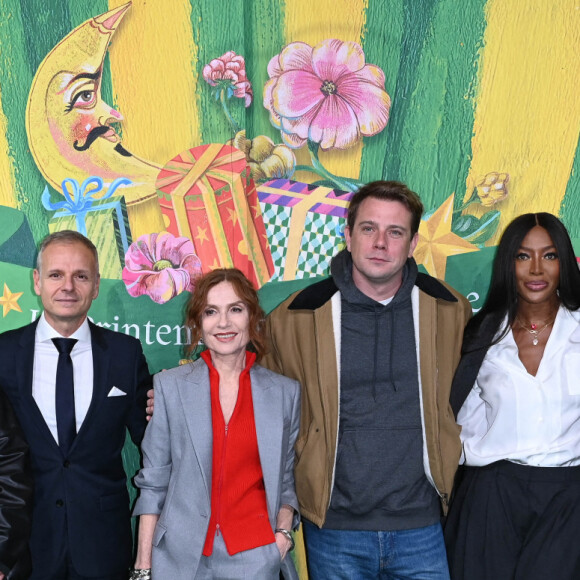 Pascale Lepoivre, Jean-Marc Bellaiche, Isabelle Huppert, J.W. Anderson, Naomi Campbell et Sidney Toledano lors de l'inauguration des vitrines de Noël du Grand Magasin Printemps Haussmann à Paris, France, le 9 novembre 2022. © Coadic Guirec/Bestimage 