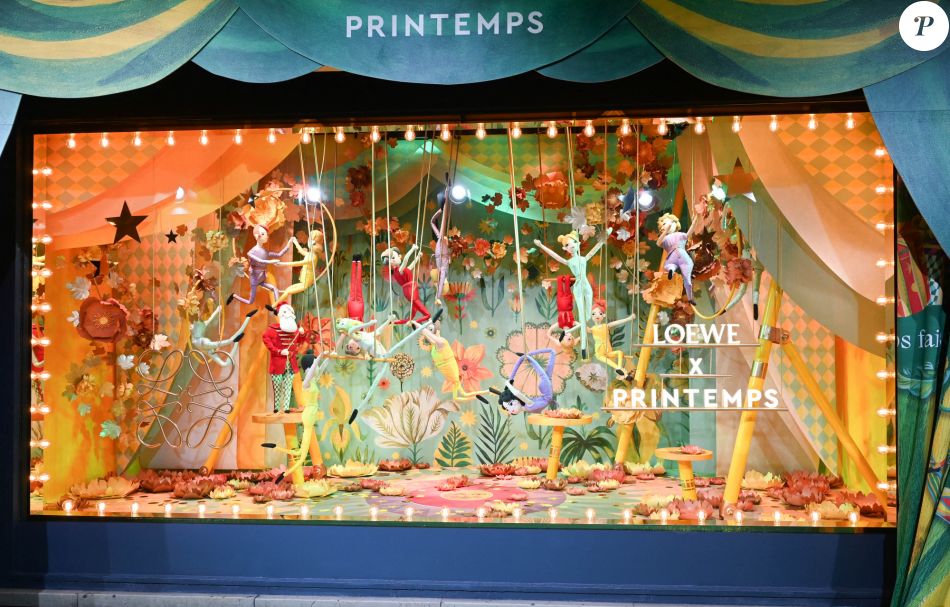 Atmosphère de la vitrine Loewe X Printemps lors de l'inauguration des