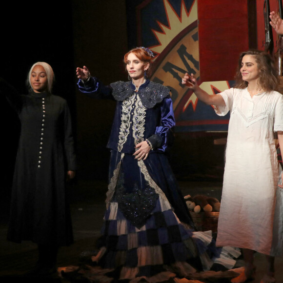 Exclusif - Les jumelles Andrea Tshibuabua et Géraldine Tshibuabua, Lolita Chammah et Lou Chauvain saluent le public - Générale de la pièce "Smith et Wesson" d'Alessandro Baricco, au Théâtre du Rond-Point à Paris, le 9 novembre 2022. © Bertrand Rindoff / Bestimage