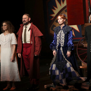 Exclusif - Lou Chauvain, Christophe Lambert et Lolita Chammah saluent le public - Générale de la pièce "Smith et Wesson" d'Alessandro Baricco, au Théâtre du Rond-Point à Paris, le 9 novembre 2022. © Bertrand Rindoff / Bestimage