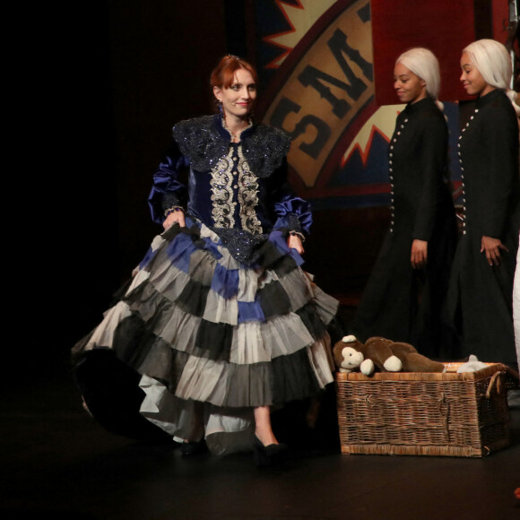 Exclusif - Lolita Chammah, les jumelles Andrea Tshibuabua et Géraldine Tshibuabua et Lou Chauvain saluent le public - Générale de la pièce "Smith et Wesson" d'Alessandro Baricco, au Théâtre du Rond-Point à Paris, le 9 novembre 2022. © Bertrand Rindoff / Bestimage