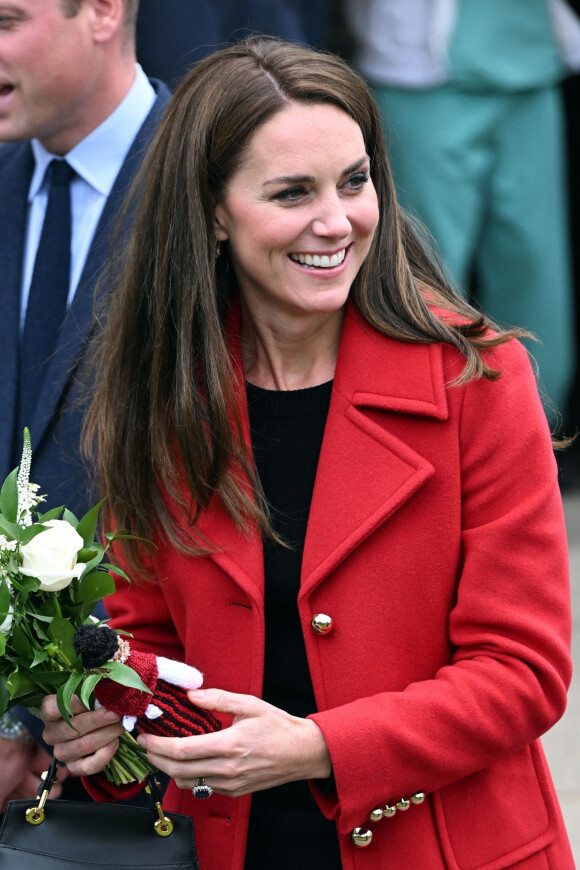 Le prince William, prince de Galles, et Catherine (Kate) Middleton, princesse de Galles, lors de leur visite à l'église St Thomas à Swansea, Royaume Uni, le 27 septembre 2022. L'église réaménagée soutient les habitants de la région et de la ville et du comté de Swansea avec des initiatives telles qu'une banque alimentaire, Swansea Baby Basics, distribuant des articles essentiels aux mères vulnérables telles que des articles de toilette et des vêtements, des installations pour sans-abri, une organisation à but non lucratif café, une cuisine de formation communautaire et un réseau de distribution de surplus de nourriture qui collecte la nourriture des supermarchés à la fin de chaque journée et la distribue pour prévenir le gaspillage alimentaire et aider à mettre fin à la pauvreté alimentaire. 