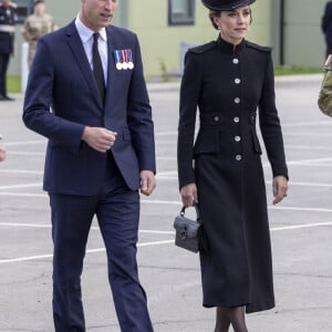 Le prince William, prince de Galles, et Catherine (Kate) Middleton, princesse de Galles, au centre d'entraînement de l'armée (ATC) Pirbright à Guildford, le 16 septembre 2022. Cette visite a pour but de pour rencontrer des troupes du Commonwealth qui ont été déployées au Royaume-Uni pour participer aux funérailles de la reine Elizabeth II. Des soldats du Canada, d'Australie et de Nouvelle-Zélande se sont réunis à Pirbright pour répéter leurs rôles lors des funérailles de la souveraine, prévues le 19 septembre 2022.   The Prince and Princess of Wales meet troops from the Commonwealth, who have been deployed to the UK to take part in the funeral of Queen Elizabeth II, during a visit to the Army Training Centre (ATC) Pirbright in Guildford. Soldiers from Canada, Australia and New Zealand have gathered at Pirbright to rehearse their roles in the funeral on Monday. Picture date: Friday September 16, 2022.
