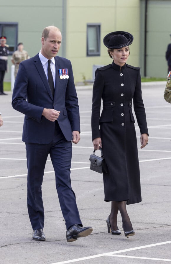 Le prince William, prince de Galles, et Catherine (Kate) Middleton, princesse de Galles, au centre d'entraînement de l'armée (ATC) Pirbright à Guildford, le 16 septembre 2022. Cette visite a pour but de pour rencontrer des troupes du Commonwealth qui ont été déployées au Royaume-Uni pour participer aux funérailles de la reine Elizabeth II. Des soldats du Canada, d'Australie et de Nouvelle-Zélande se sont réunis à Pirbright pour répéter leurs rôles lors des funérailles de la souveraine, prévues le 19 septembre 2022.   The Prince and Princess of Wales meet troops from the Commonwealth, who have been deployed to the UK to take part in the funeral of Queen Elizabeth II, during a visit to the Army Training Centre (ATC) Pirbright in Guildford. Soldiers from Canada, Australia and New Zealand have gathered at Pirbright to rehearse their roles in the funeral on Monday. Picture date: Friday September 16, 2022.