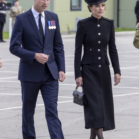Le prince William, prince de Galles, et Catherine (Kate) Middleton, princesse de Galles, au centre d'entraînement de l'armée (ATC) Pirbright à Guildford, le 16 septembre 2022. Cette visite a pour but de pour rencontrer des troupes du Commonwealth qui ont été déployées au Royaume-Uni pour participer aux funérailles de la reine Elizabeth II. Des soldats du Canada, d'Australie et de Nouvelle-Zélande se sont réunis à Pirbright pour répéter leurs rôles lors des funérailles de la souveraine, prévues le 19 septembre 2022.   The Prince and Princess of Wales meet troops from the Commonwealth, who have been deployed to the UK to take part in the funeral of Queen Elizabeth II, during a visit to the Army Training Centre (ATC) Pirbright in Guildford. Soldiers from Canada, Australia and New Zealand have gathered at Pirbright to rehearse their roles in the funeral on Monday. Picture date: Friday September 16, 2022.