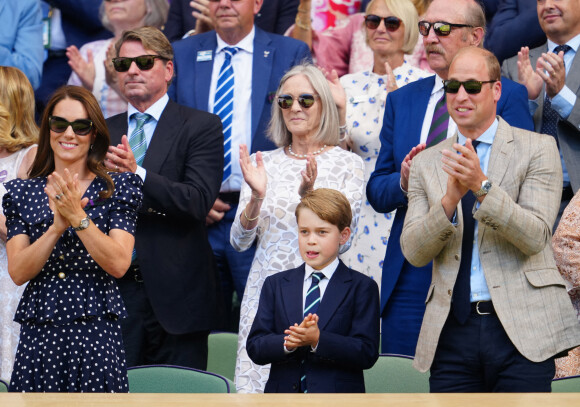 Le prince William, duc de Cambridge, et Catherine (Kate) Middleton, duchesse de Cambridge, avec le prince George de Cambridge dans les tribunes de la finale du tournoi de Wimbledon, le 10 juillet 2022. 