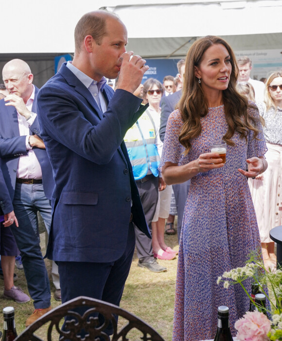 Le prince William, duc de Cambridge, et Catherine (Kate) Middleton, duchesse de Cambridge, lors d'une visite à la toute première journée du comté de Cambridgeshire à l'hippodrome July à Newmarket, Royaume Uni, le 23 juin 2022. 