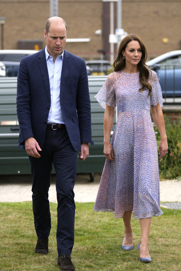 Le prince William, duc de Cambridge, et Catherine (Kate) Middleton, duchesse de Cambridge, lors d'une visite à l'organisme de bienfaisance pour le logement "Jimmy's" à Cambridge, le 23 juin 2022. L'association apporte un soutien crucial aux personnes sans abri. 