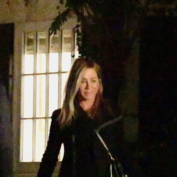 Exclusif - Jennifer Aniston tourne des scènes de la série "The Morning Show" (Apple tv) devant une maison à Los Angeles, le 4 novembre 2022.