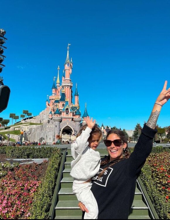 Jesta Hillmann avec son fils Juliann à Disneyland Paris
