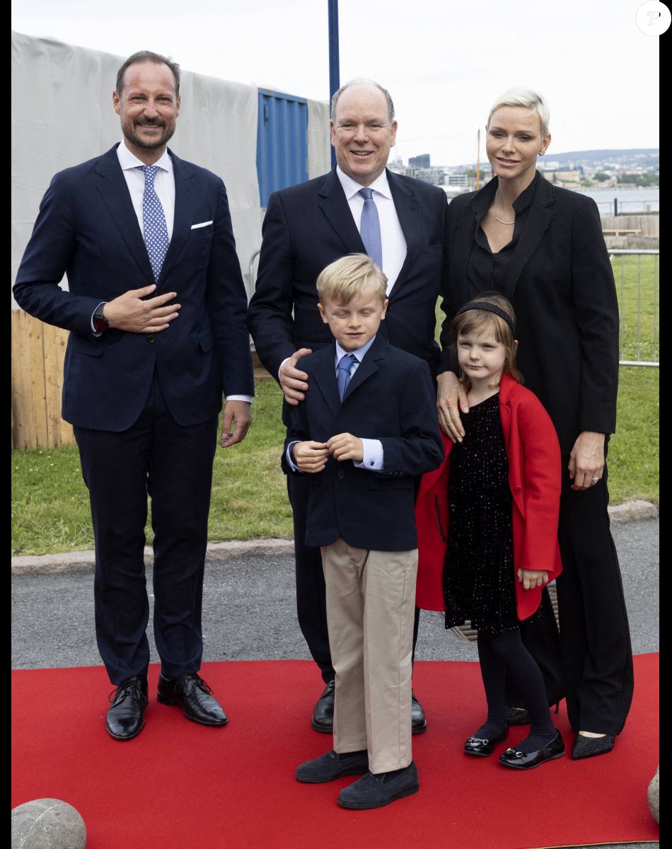 Le prince Haakon de Norvège, le prince Albert II de Monaco, la princesse Charlene, le prince Jacques et la princesse Gabriella - Le prince Albert II de Monaco inaugure l'exposition l'exposition "Sailing the Sea of Science, Scientist and explorer. Prince Albert Ier and the early norwegian exploration of Svalbard " au Fram Museum à Oslo le 22 juin 2022.