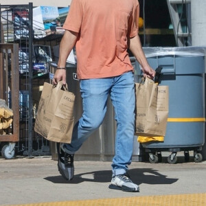 Taylor Lautner a faist ses courses à Calabasas le 3 novembre 2022. 