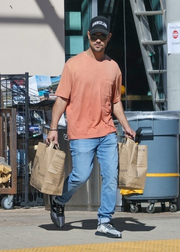 Taylor Lautner a faist ses courses à Calabasas le 3 novembre 2022. 