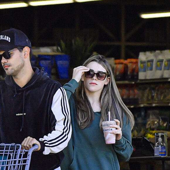 Info du 12/11/2022 ( Taylor Lautner & Taylor Dome se sont mariés) - Taylor Lautner et sa fiancée Taylor Dome font des courses à Los Angeles le 31 octobre 2022.