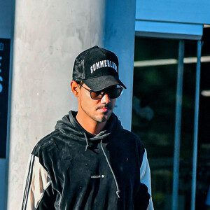 Taylor Lautner et sa fiancée Taylor Dome font des courses à Los Angeles le 31 octobre 2022. 