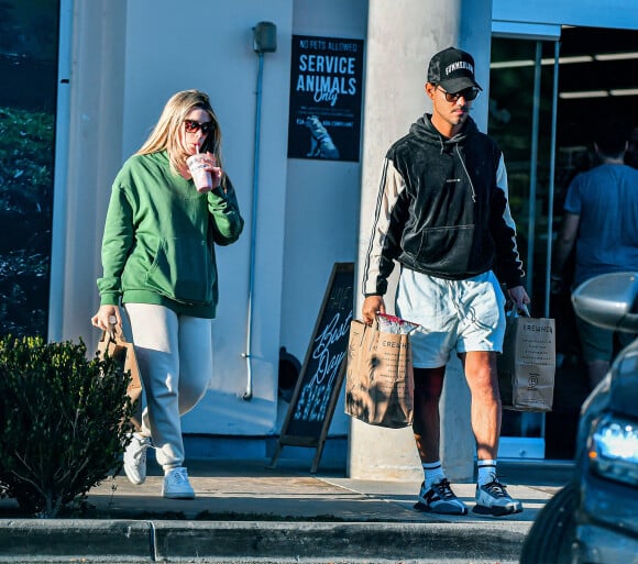Taylor Lautner et sa fiancée Taylor Dome font des courses à Los Angeles le 31 octobre 2022. 