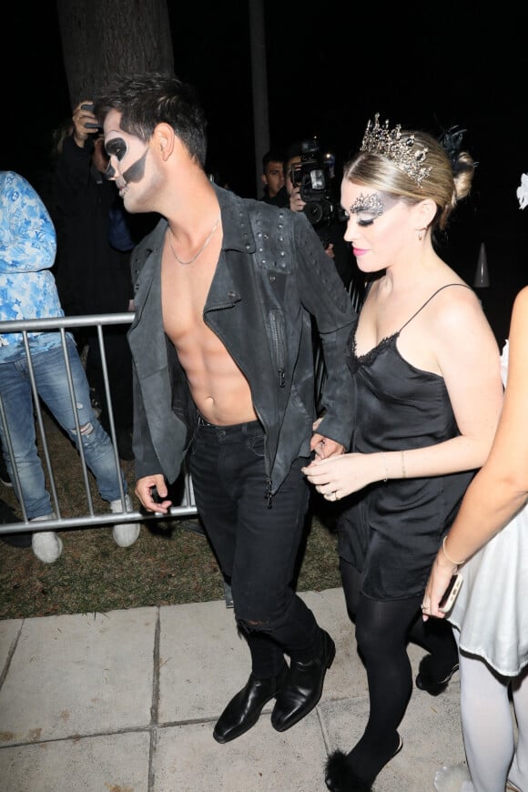 Taylor Lautner et Taylor Dome arrivent à la Fête d'Halloween Casamigos à Beverly Hills, États Unis le 28 Octobre 2022.