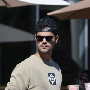 Taylor Lautner à la sortie d"Ewerhon Market" à Los Angeles, le 20 octobre 2022.