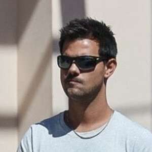 Taylor Lautner fait ses courses à Calabasas le 26 septembre 2022. 