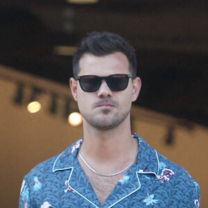 Taylor Lautner fait ses courses à Calabasas le 29 juin 2022.