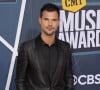 Taylor Lautner au photocall de la soirée des "2022 CMT Music Awards" au Nashville Municipal Auditorium à Nashville. © imageSPACE via Zuma Press/Bestimage.