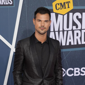 Taylor Lautner au photocall de la soirée des "2022 CMT Music Awards" au Nashville Municipal Auditorium à Nashville. © imageSPACE via Zuma Press/Bestimage.