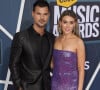 Taylor Lautner et Taylor Dome au photocall de la soirée des "2022 CMT Music Awards" au Nashville Municipal Auditorium à Nashville, le 11 avril 2022. © imageSPACE via Zuma Press/Bestimage.