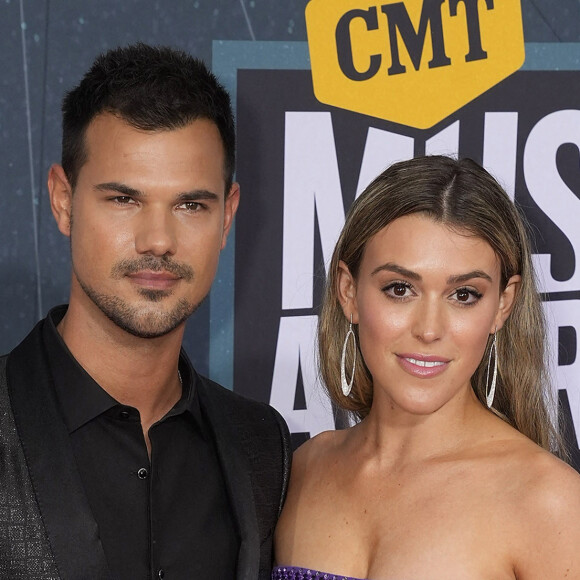 Taylor Lautner et Taylor Dome au photocall de la soirée des "2022 CMT Music Awards" au Nashville Municipal Auditorium à Nashville, le 11 avril 2022. © imageSPACE via Zuma Press/Bestimage.