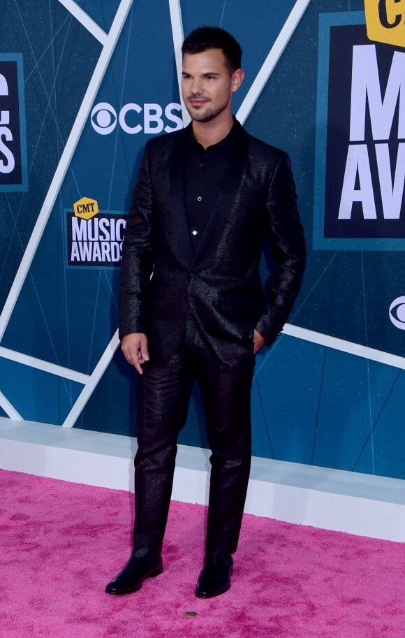 Taylor Lautner au photocall de la soirée des "2022 CMT Music Awards" au Nashville Municipal Auditorium à Nashville, le 11 avril 2022. © Dara-Michelle Farr/AdMedia via Zuma Press/Bestimage 