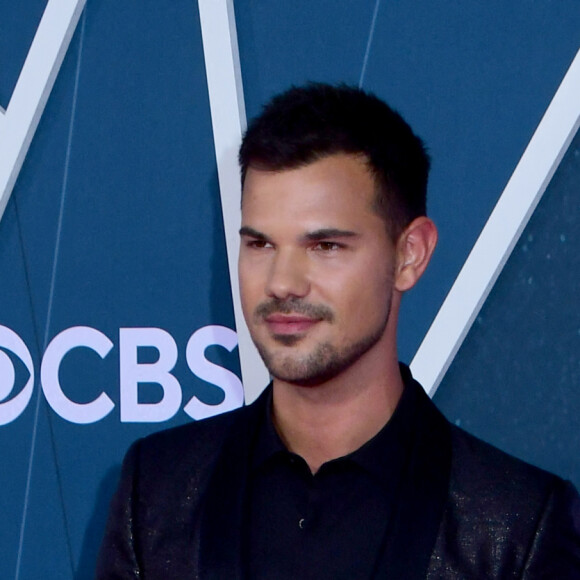 Taylor Lautner au photocall de la soirée des "2022 CMT Music Awards" au Nashville Municipal Auditorium à Nashville, le 11 avril 2022. © Dara-Michelle Farr/AdMedia via Zuma Press/Bestimage 