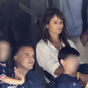 Faustine Bollaert, son mari Maxime Chattam et leurs enfants Abbie et Peter sont en tribune lors de la rencontre de football Paris Saint Germain PSG contre Clermont (4-0) au Parc des Princes à Paris le 11 septembre 2021. 