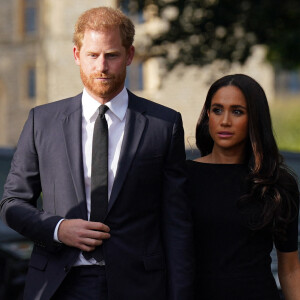 Le prince Harry, duc de Sussex et Meghan Markle, duchesse de Sussex à la rencontre de la foule devant le château de Windsor, suite au décès de la reine Elisabeth II d'Angleterre.