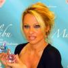 Pamela Anderson présente son parfum Malibu à Los Angeles, le 13 février.