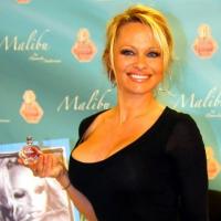 Pamela Anderson : La poitrine plus gonflée à bloc que jamais... elle fait sa pub !