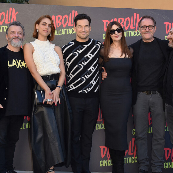 Marco Manetti, Miriam Leone, Giacomo Gianniotti, Monica Bellucci, Valerio Mastandrea, Antonio Manetti - Photocall du film "Diabolik - Ginko Attack" à Rome, le 11 novembre 2022.