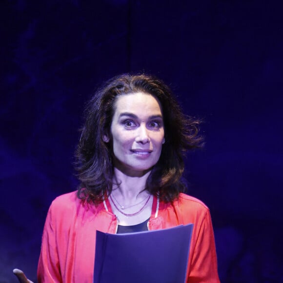 Exclusif - Marie Fugain - Représentation de "La voie des femmes" au théâtre de Passy à Paris le 8 mars 2022. La Voie des Femmes est une série de témoignages délivrés et confiés par des Femmes à S. Ferrer, initiatrice du projet. Une aventure théâtrale à dimension humaine et sociale, presque 100 % féminine qui parle des femmes, écrite par des femmes, mais produite par des hommes. Le spectacle constitue une parole de vérité ainsi qu'un devoir de mémoire ainsi qu'une vitrine de la liberté des Femmes et de leurs conditions. Les participantes à ce projet racontent leurs histoires, leurs places de femmes dans la société, leurs quotidiens, leurs déboires, leurs joies, leurs peines, leurs traumatismes mais aussi leurs rêves, leurs angoisses, leurs envies, leurs motivations. Elles nous montrent aussi leur volonté de voir les choses bouger, évoluer et surtout leur envie de se sentir essentielles en abordant toutes les problématiques féminines. Oser prendre la parole, se raconter, dire tout haut ce que tant de femmes pensent tout bas, témoigner pour laisser une trace, comme une thérapie, pour continuer à avancer en transgressant les codes, aller au delà des tabous avec pudeur et dans le plus grand des respects... Tel est le challenge proposé par le spectacle "La Voie des Femmes". © Denis Guignebourg / Bestimage 